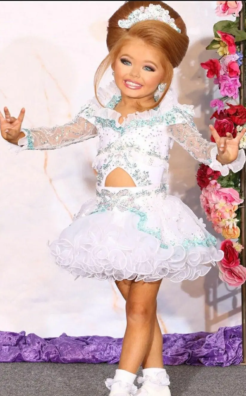 Imagem de uma menina vestida com mini saia e maquiagem carregada no Toddlers and Tiaras