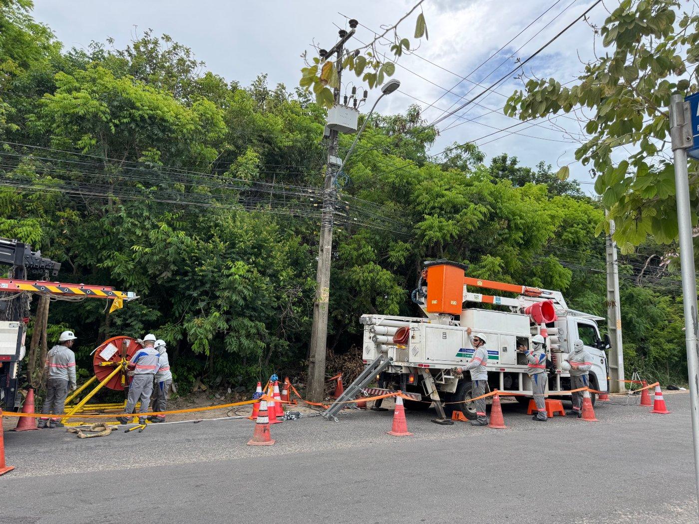 Imagem mostra técnicos da Enel Ceará realizando ajustes no cabeamento elétrico, em razão do furto de fios, entre a Avenida Pedro Lazar e a Avenida Ministro José Américo, no bairro Cambeba, em Fortaleza, entre a noite de 4 de fevereiro e a madrugada de 5 de fevereiro deste ano