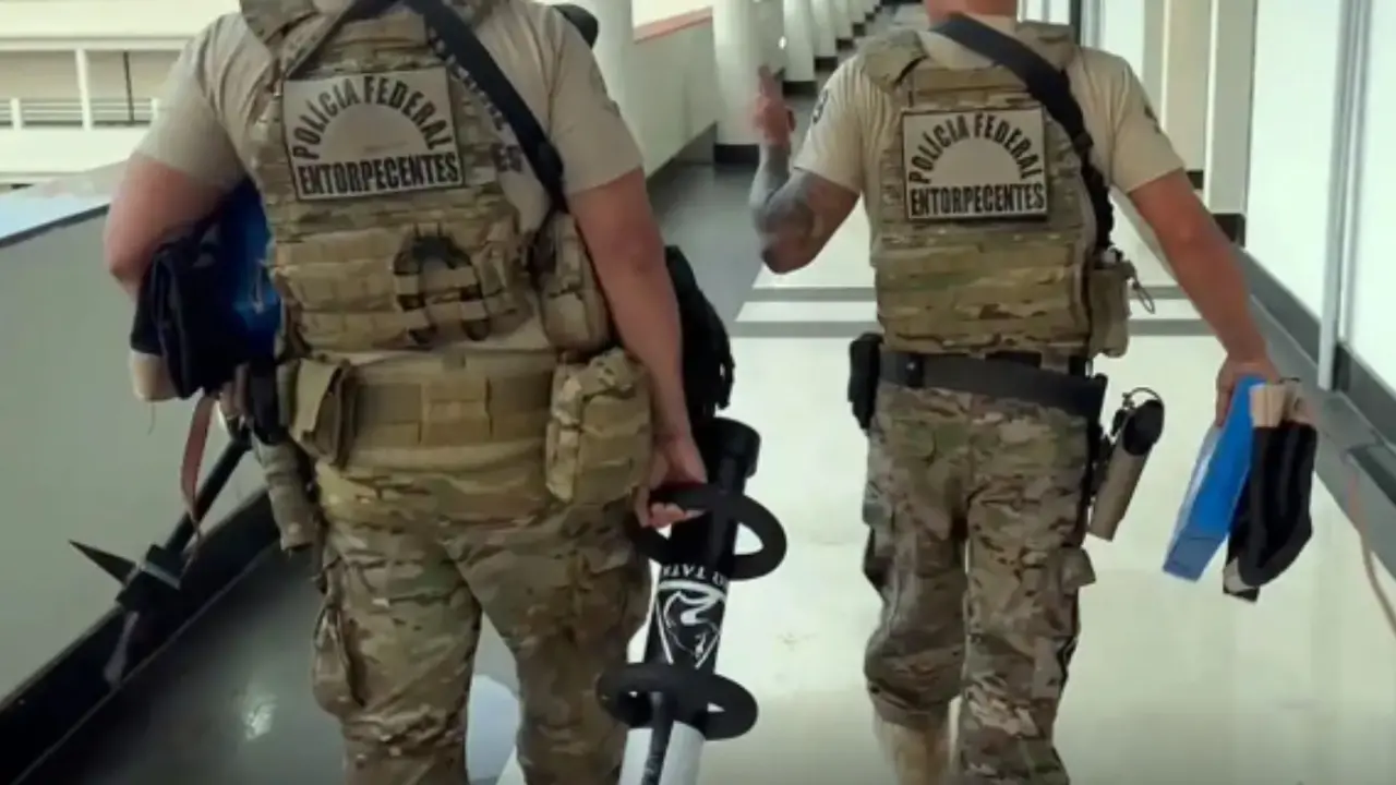 Agentes da PF durante a 'Operação Enterprise', que investigava crimes como tráfico transnacional de drogas e lavagem de dinheiro. apreenderam dinheiro e sequestraram bens dos investigados