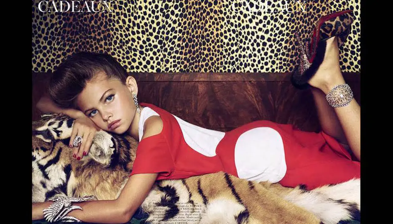 Modelo em matéria publicada na Vogue França em 2011 e que gerou polêmica sobre a caracterização sexualidade da criança