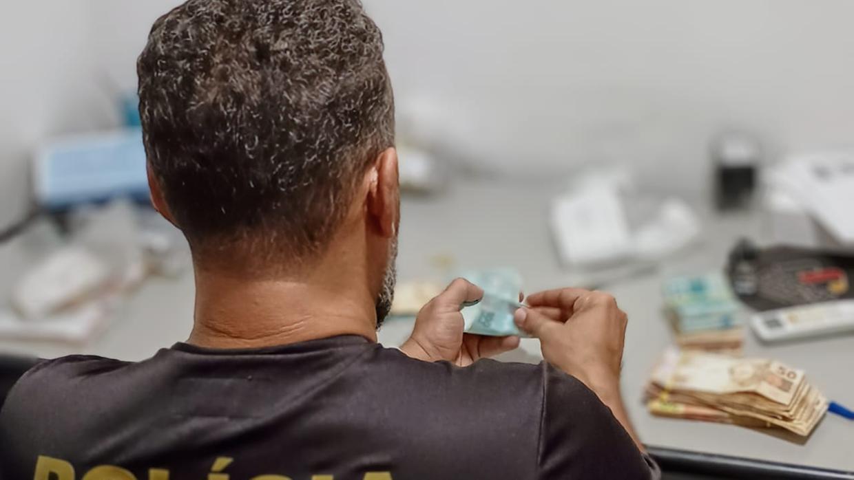 A soma de quase meio milhão de reais foi apreendida em 2020 com Hugo Agenor dos Santos Dias e a esposa dele, Juliana dos Santos Nunes, no Paraná