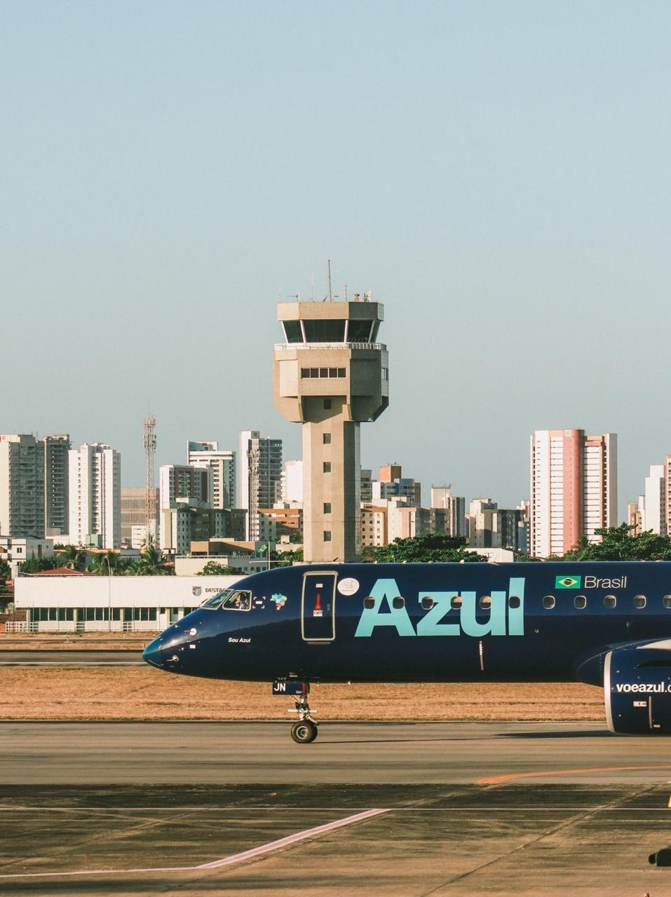 imagem de avião da azul no aeroporto de fortaleza