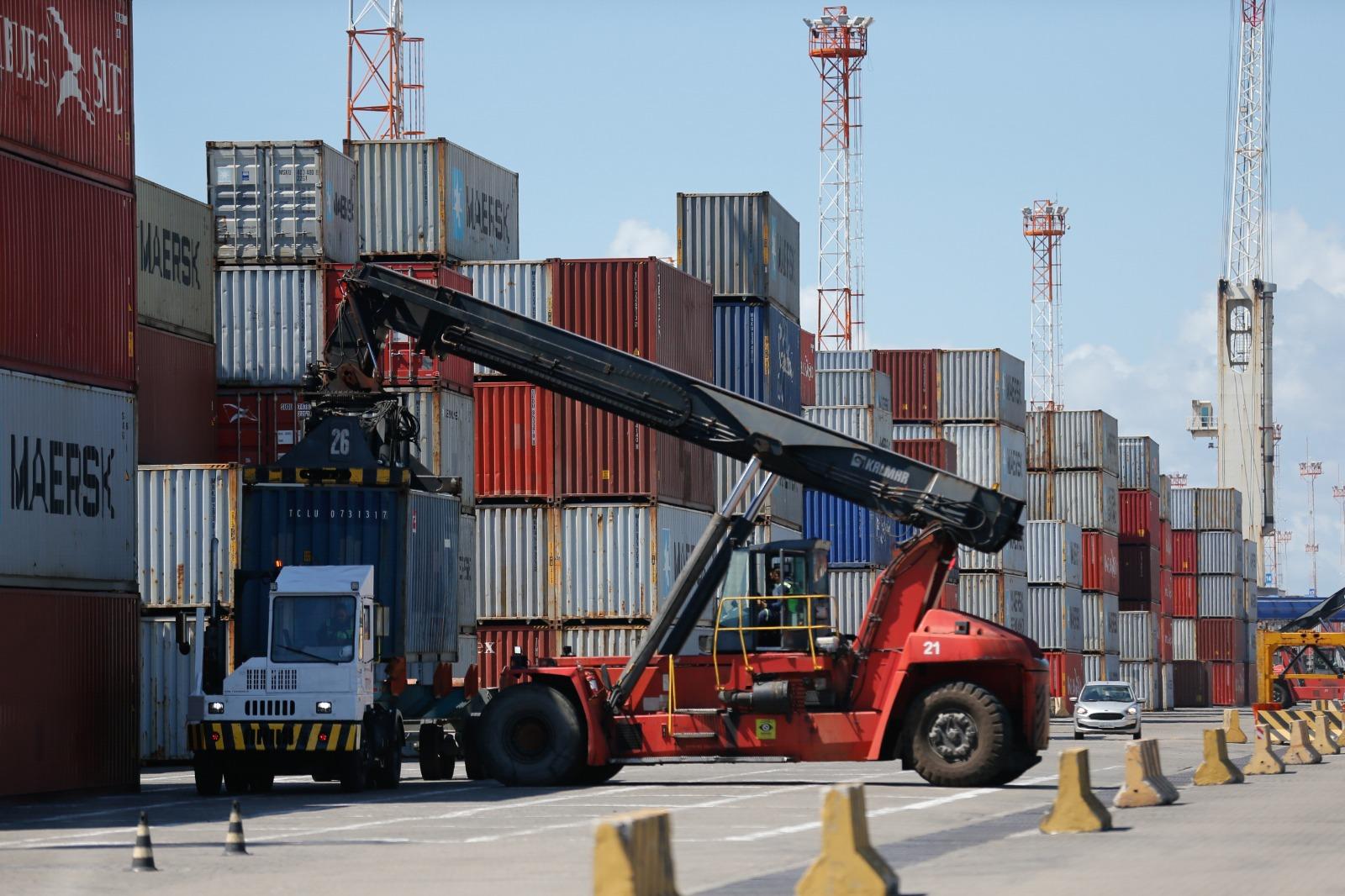 Vista de área de embarque e desembarque de containeres