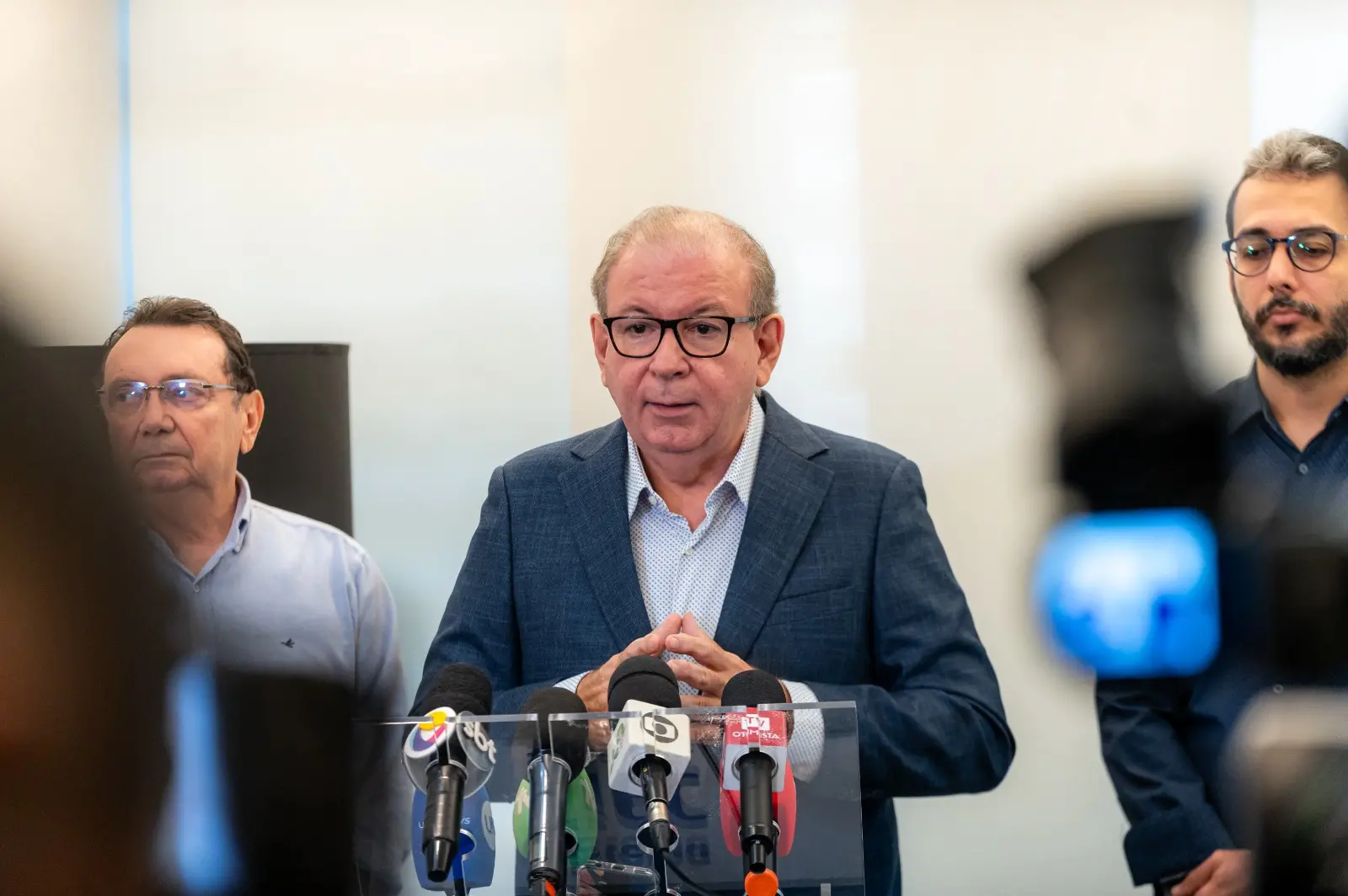 imagem mostra ricardo cavalcante, presidente da Fiec, em coletiva de imprensa na casa da indústria em Fortaleza