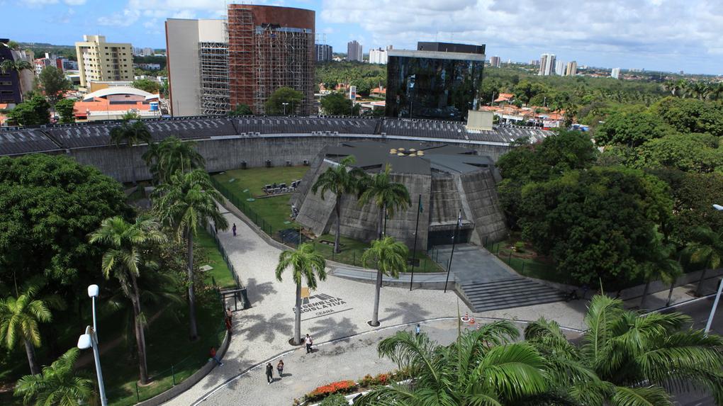 Foto aérea mostra o espaço externo da Assembleia Legislativa do Ceará próximo ao Plenário 13 de Maio