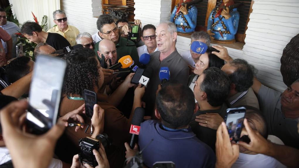 Coletiva de imprensa ex-ministro Ciro Gomes