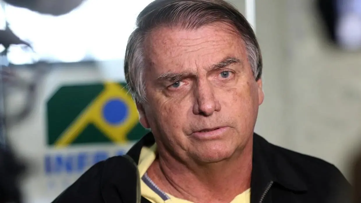 Na imagem, o ex-presidente Jair Bolsonaro, no momento em prisão domiciliar determinada pelo Supremo Tribunal Federal