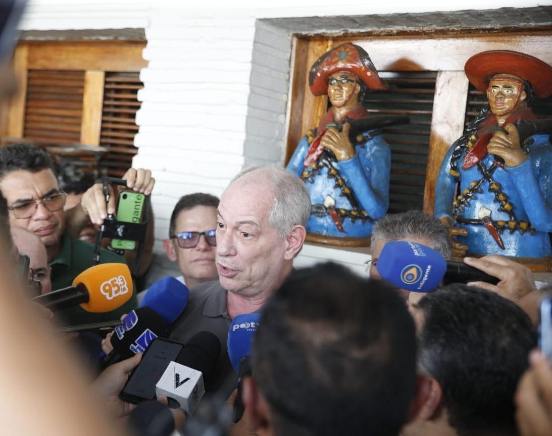 Ciro Gomes falando com a imprensa.