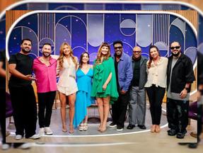 Convidados do programa da Virgínia no SBT em pé dentro do estúdio. grupo Pixote, os ex-ginastas Diego e Daniele Hypólito e a atriz e cantora Mayana Neiva