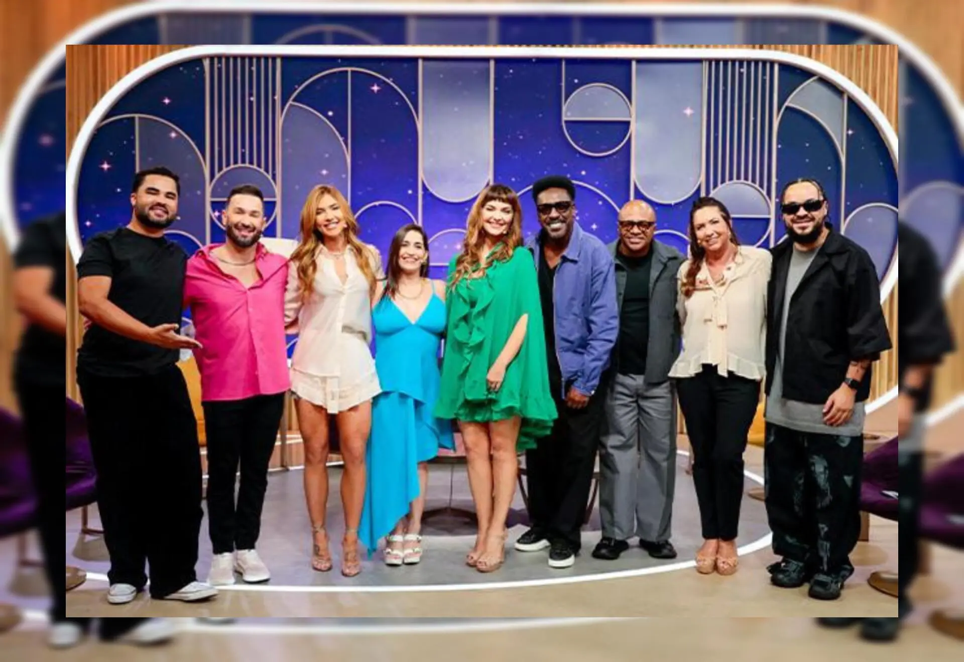 Convidados do programa da Virgínia no SBT em pé dentro do estúdio. grupo Pixote, os ex-ginastas Diego e Daniele Hypólito e a atriz e cantora Mayana Neiva