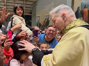 Padre Marcelo Rossi em meio a celebração de missa aos domingos