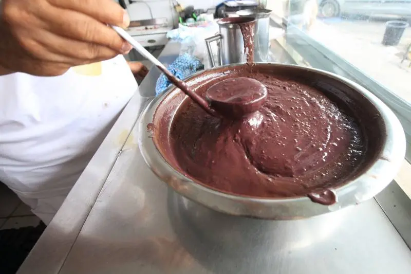 Foto de um prato de açaí, alimento típico do Norte do país que está proibido de ser comercializado durante a COP30