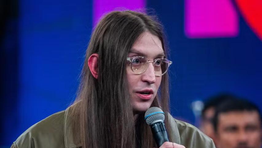 Foto mostra Felca durante entrevista concedida ao programa Altas Horas, da TV Globo