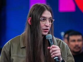 Foto mostra Felca durante entrevista concedida ao programa Altas Horas, da TV Globo