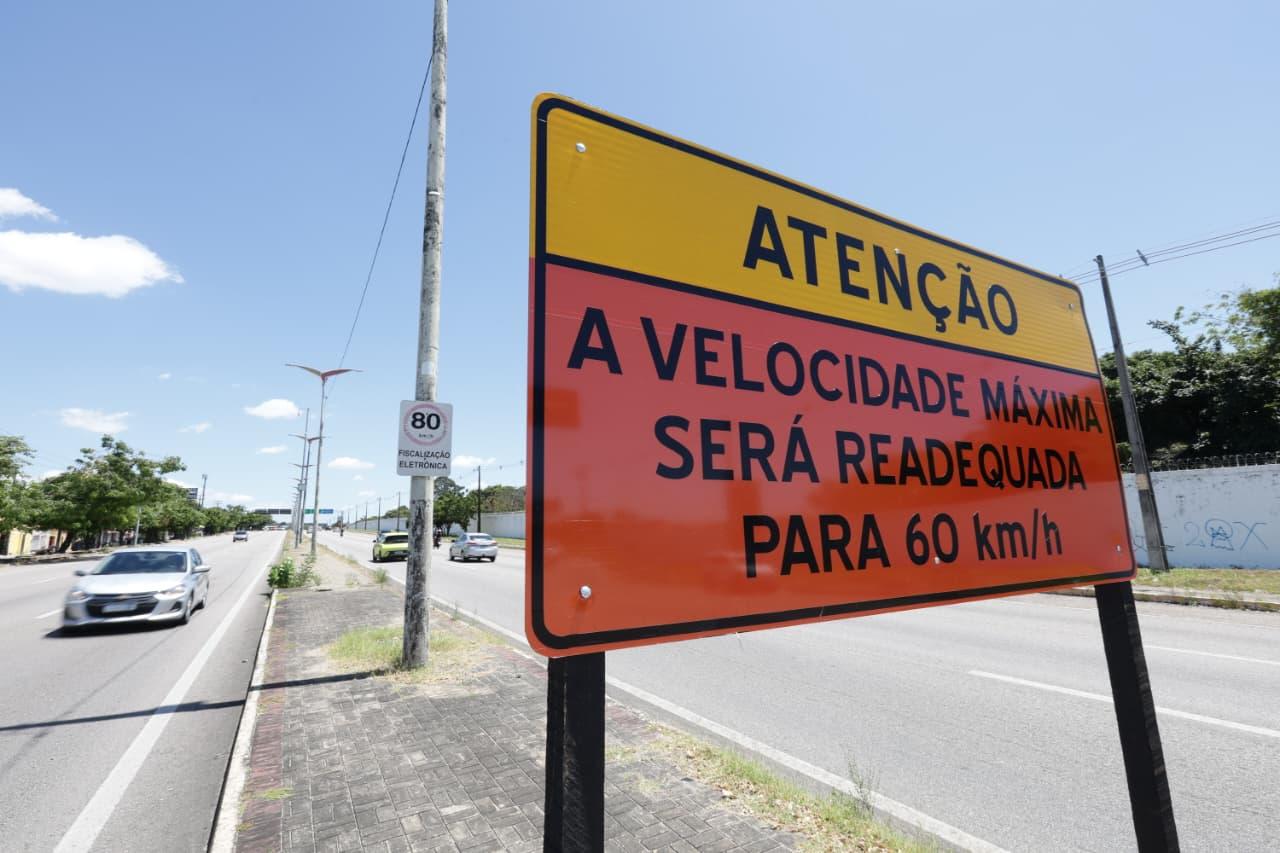 Placa de sinalização informando a mudança
