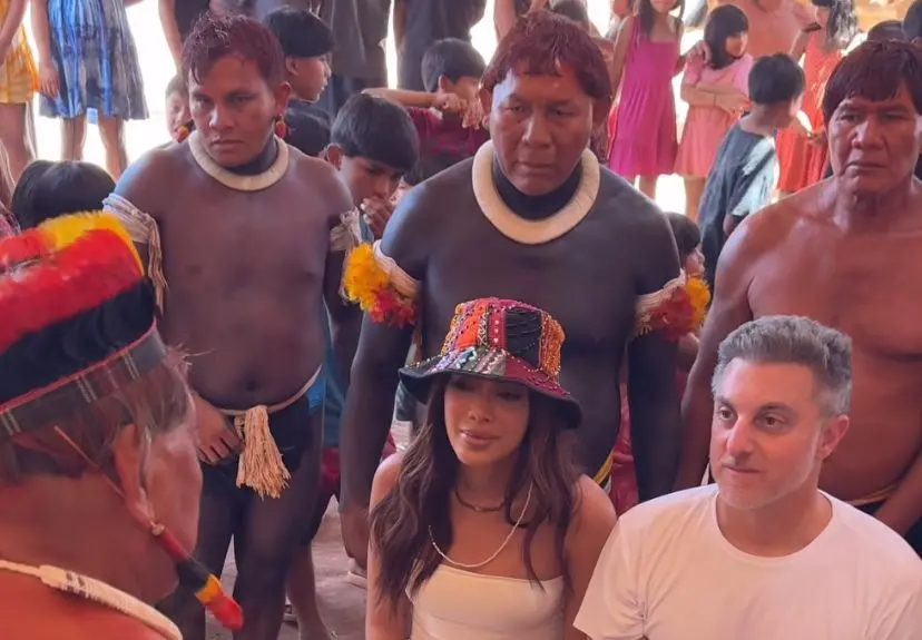 Imagem da notícia Anitta e Luciano Huck participam de ritual Kuarup no Território Indígena do Xingu; veja imagens