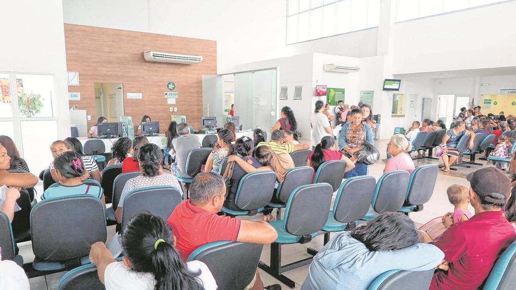 Pessoas em sala de espera de policlínica