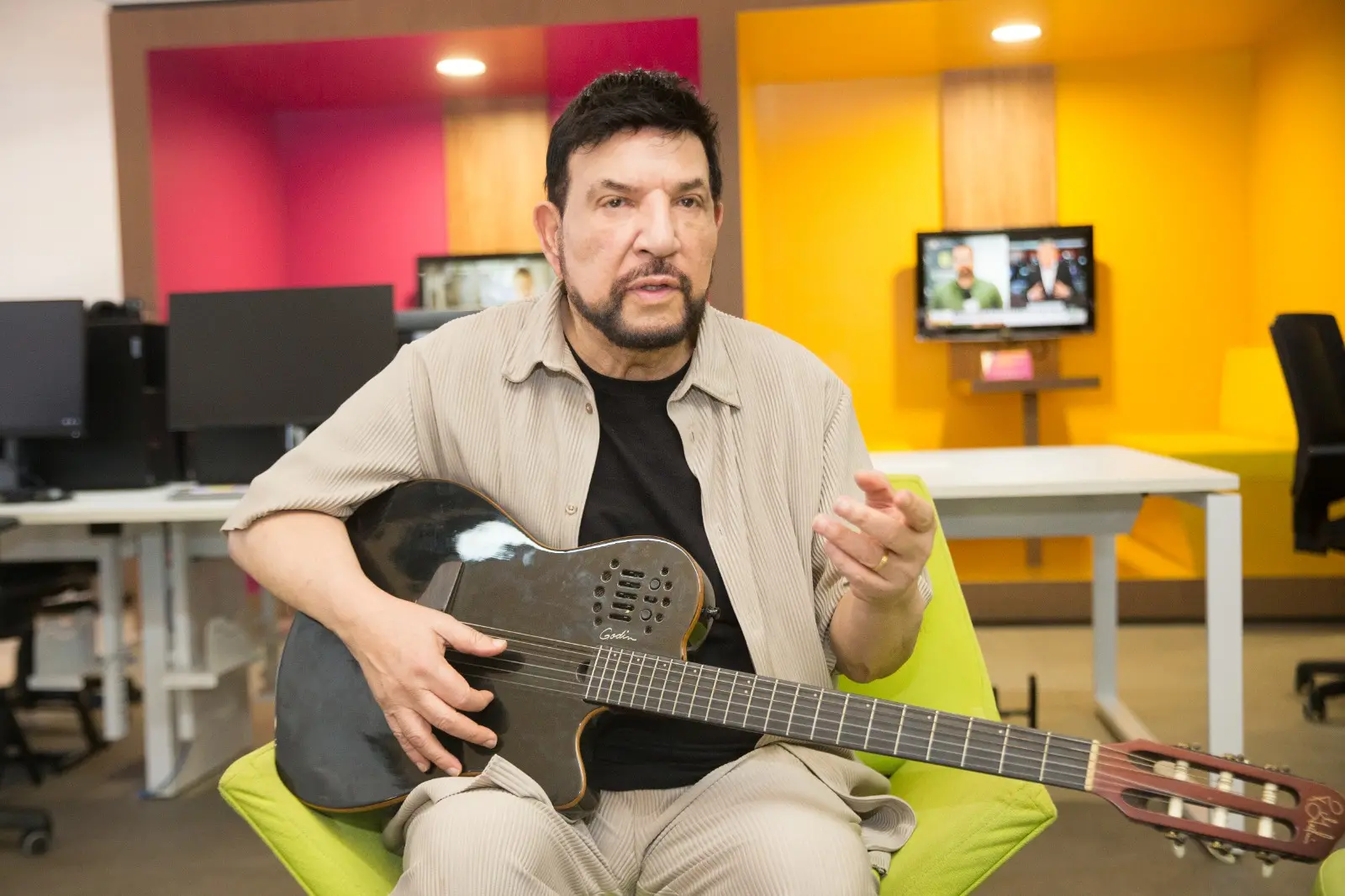 Compositor Michael Sullivan na redação do Sistema Verdes Mares