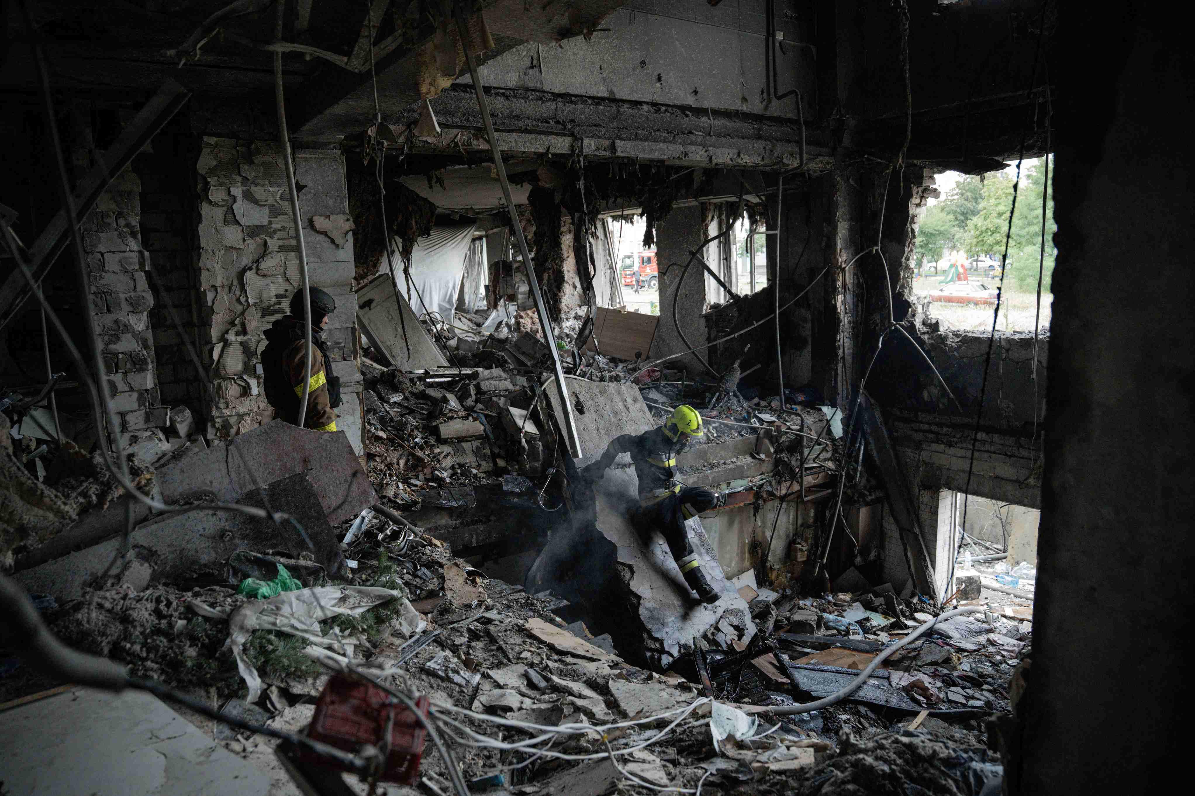 Destroços de prédio após taques russos matam 14 e ferem 23 na Ucrânia às vésperas de reunião em Washington