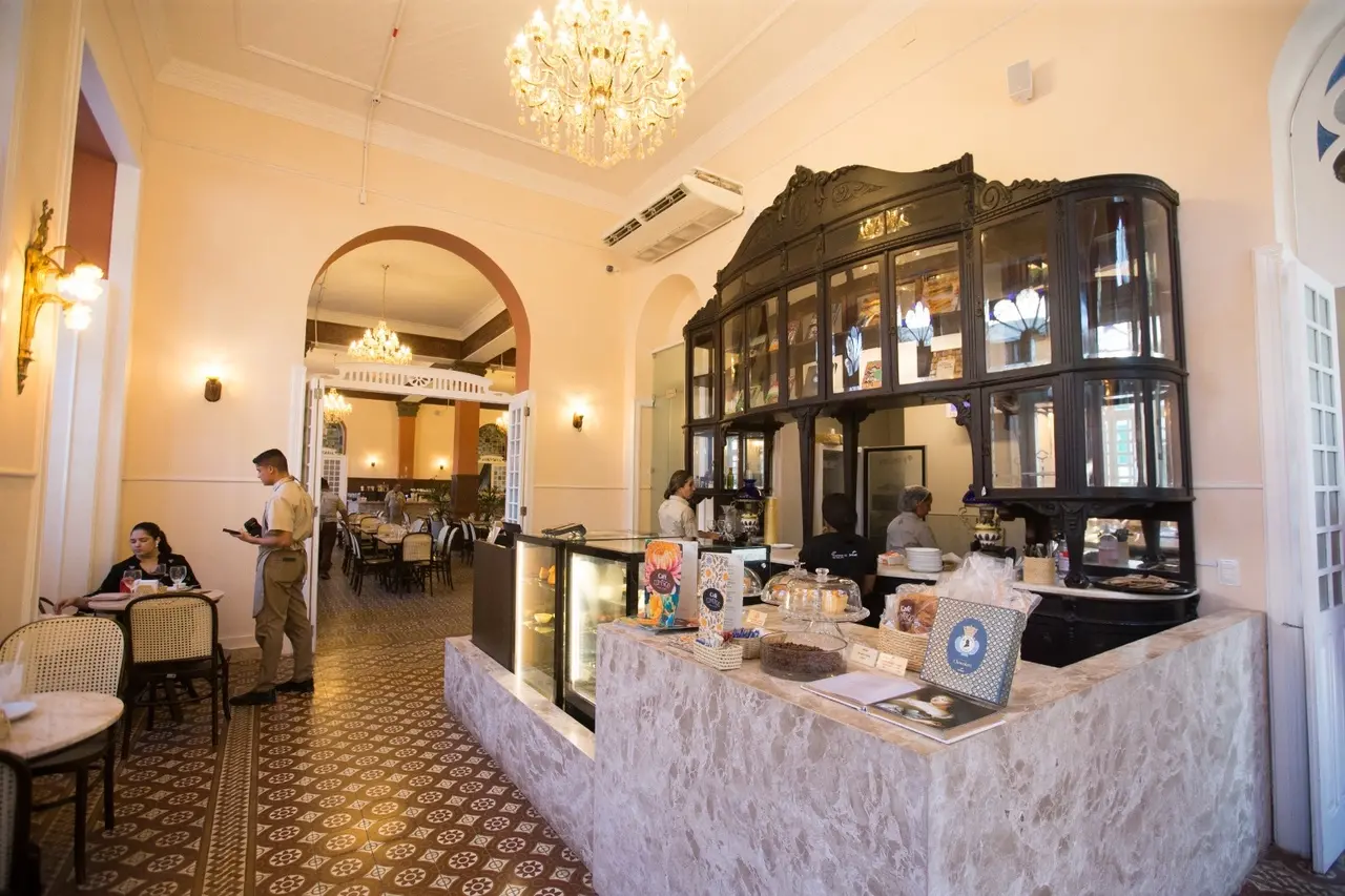 Cristaleira de madeira no Café Comércio