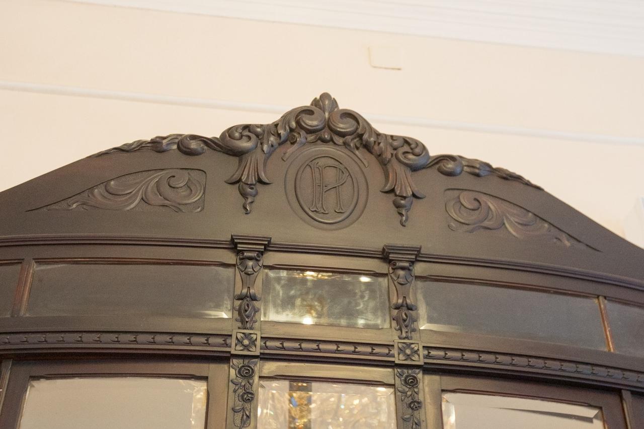 Cristaleira de madeira no Café Comércio