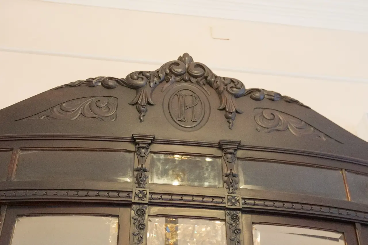 Cristaleira de madeira no Café Comércio