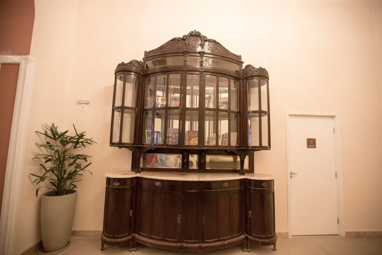 Cristaleira de madeira no Café Comércio