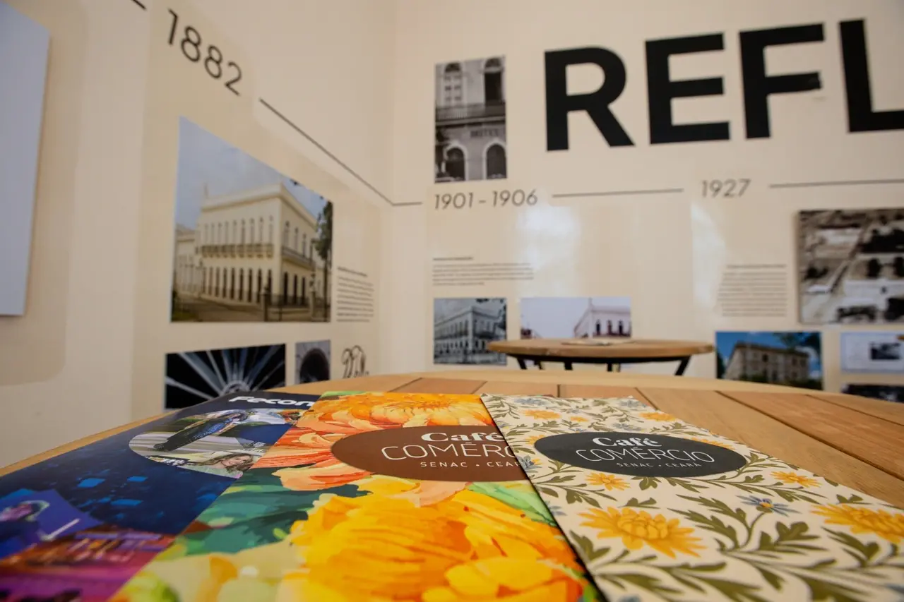 Pinturas à mão do hall do Café Comércio