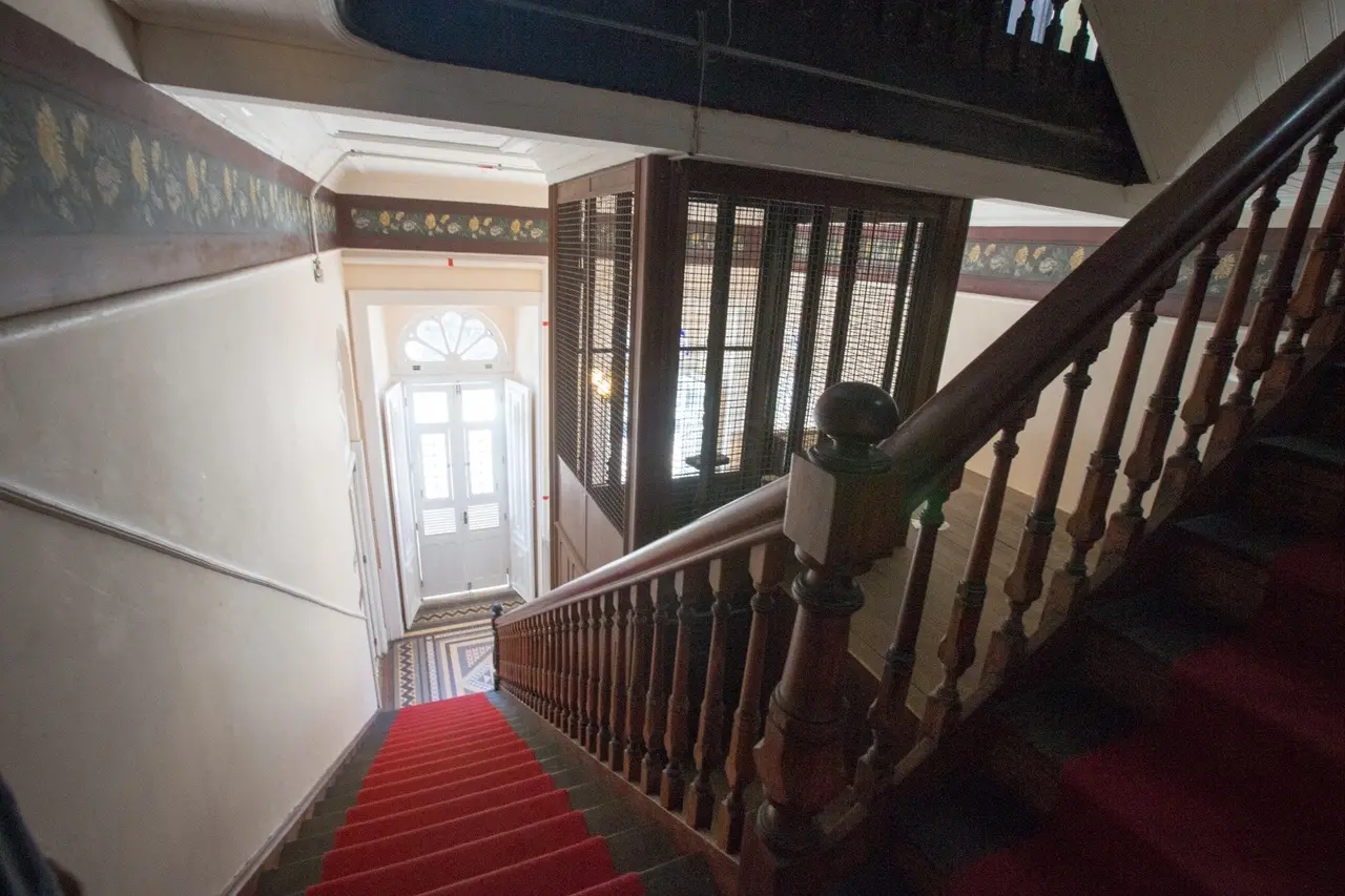 Pinturas à mão do hall do Café Comércio