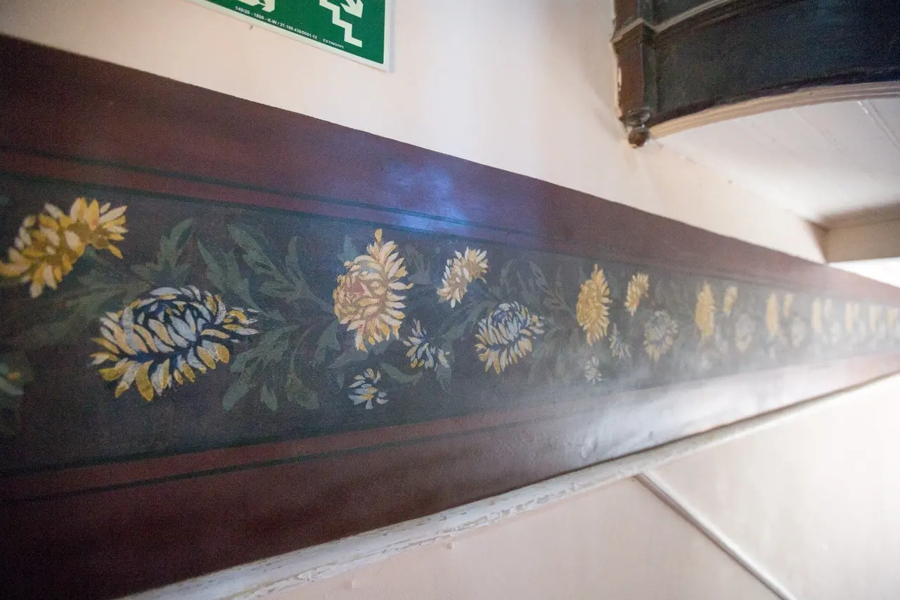 Pinturas à mão do hall do Café Comércio