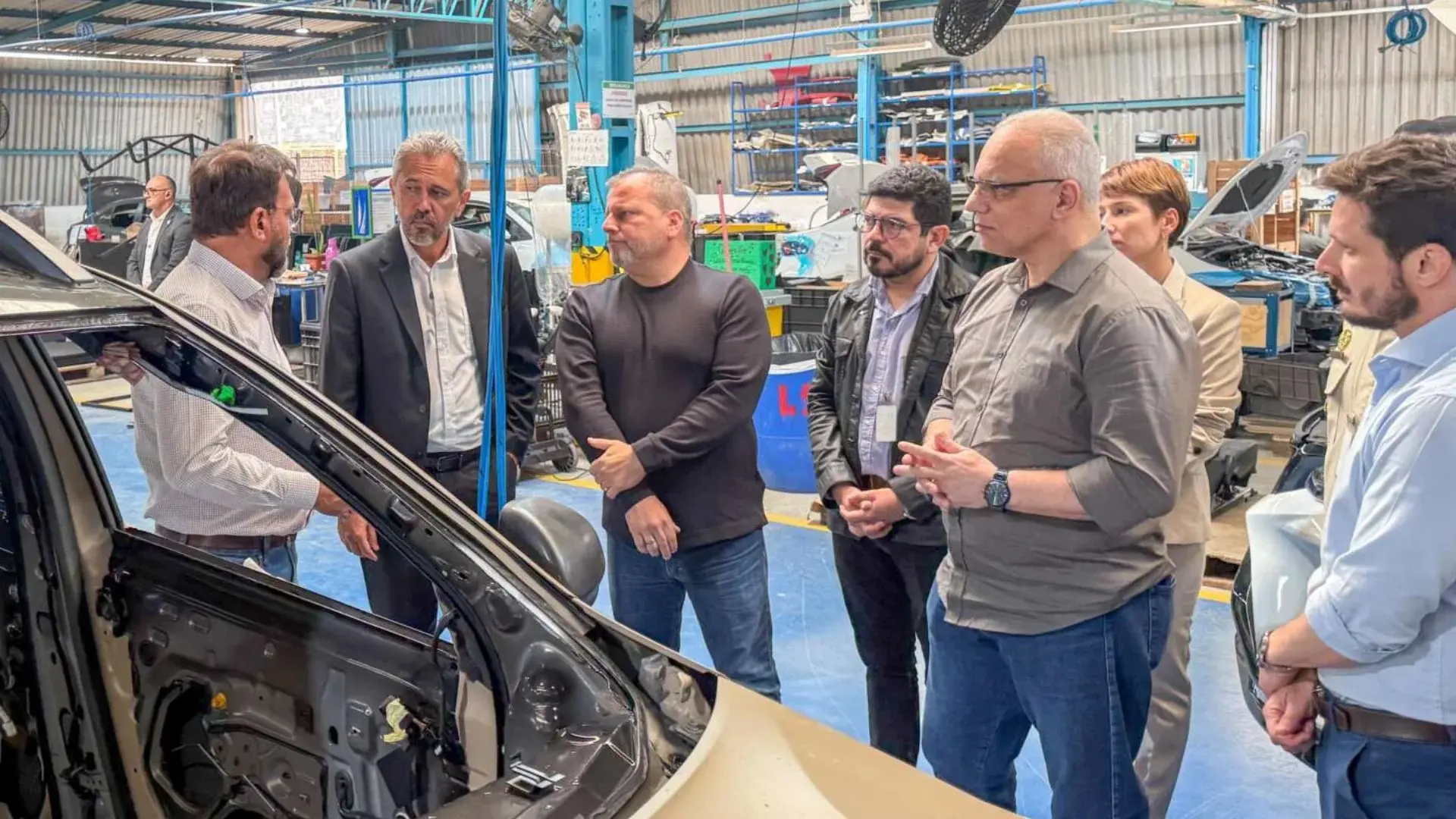 Elmano e secretário de segurança visitando fábrica dos blindados