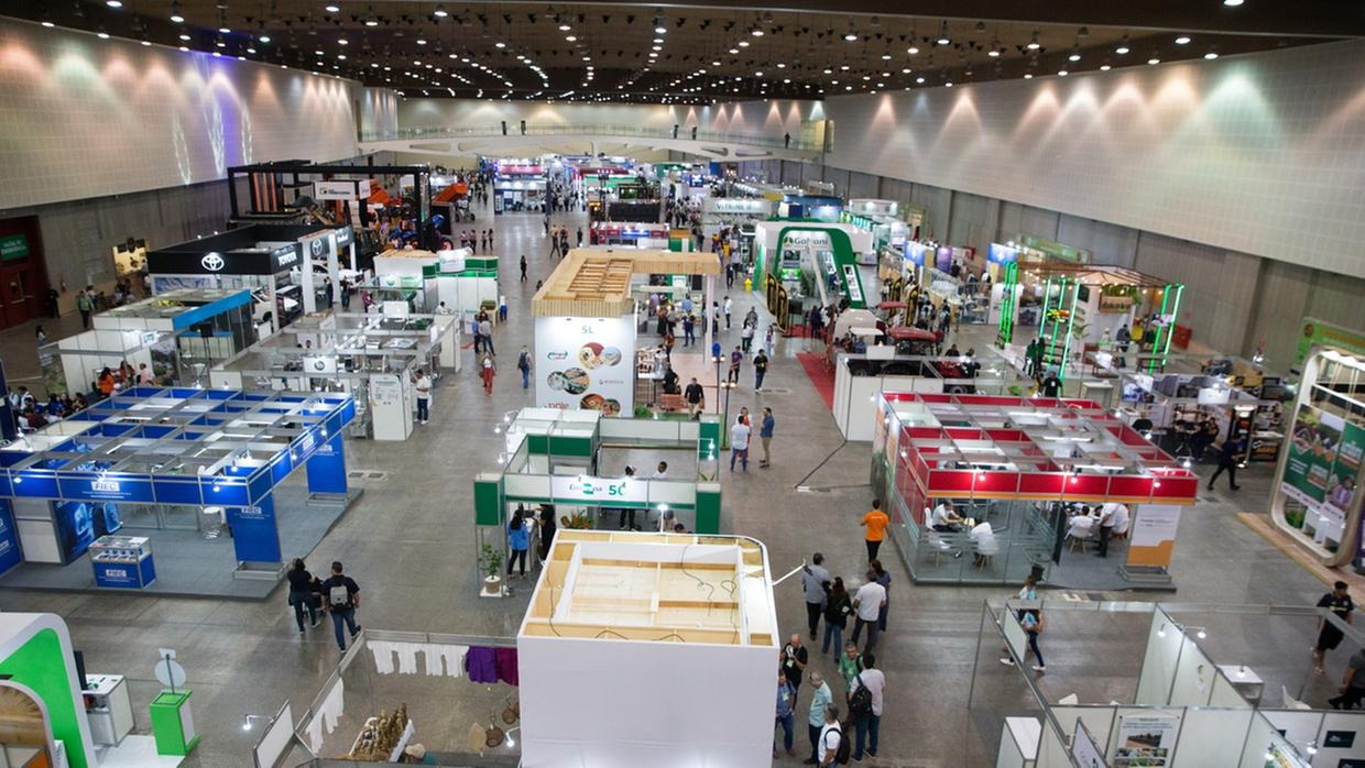 Foto que contém vista aérea de exposição em um dos pavilhões do Centro de Eventos do Ceará