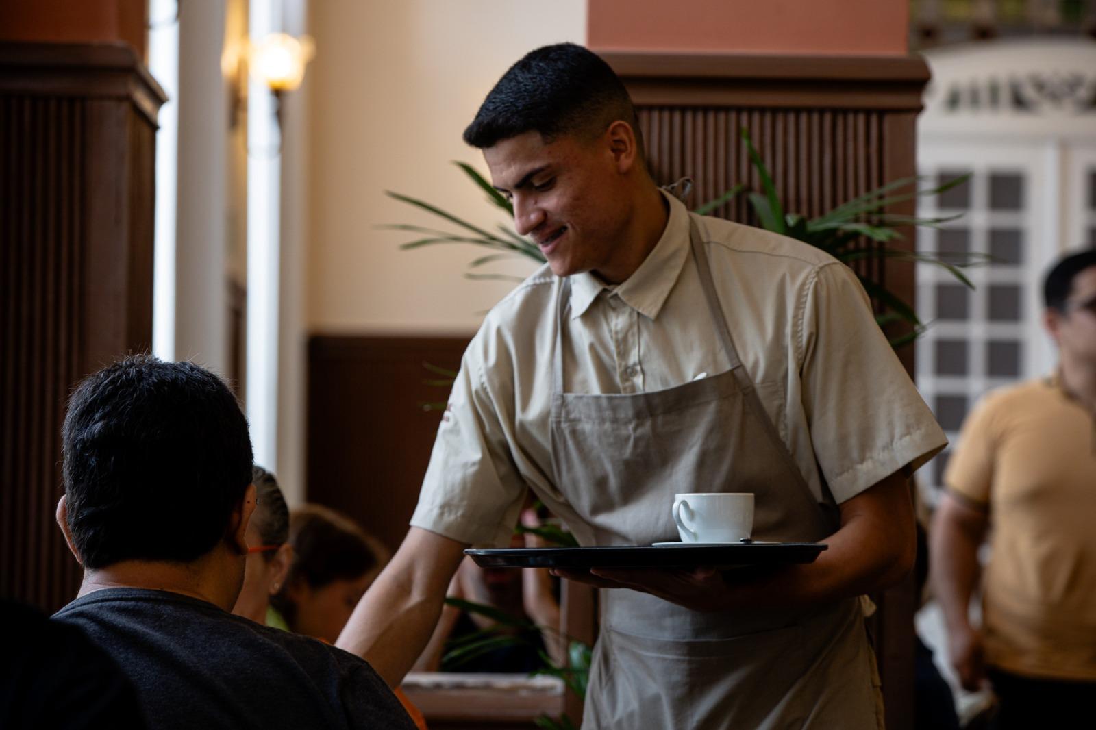 Garçom servindo no Café Comércio
