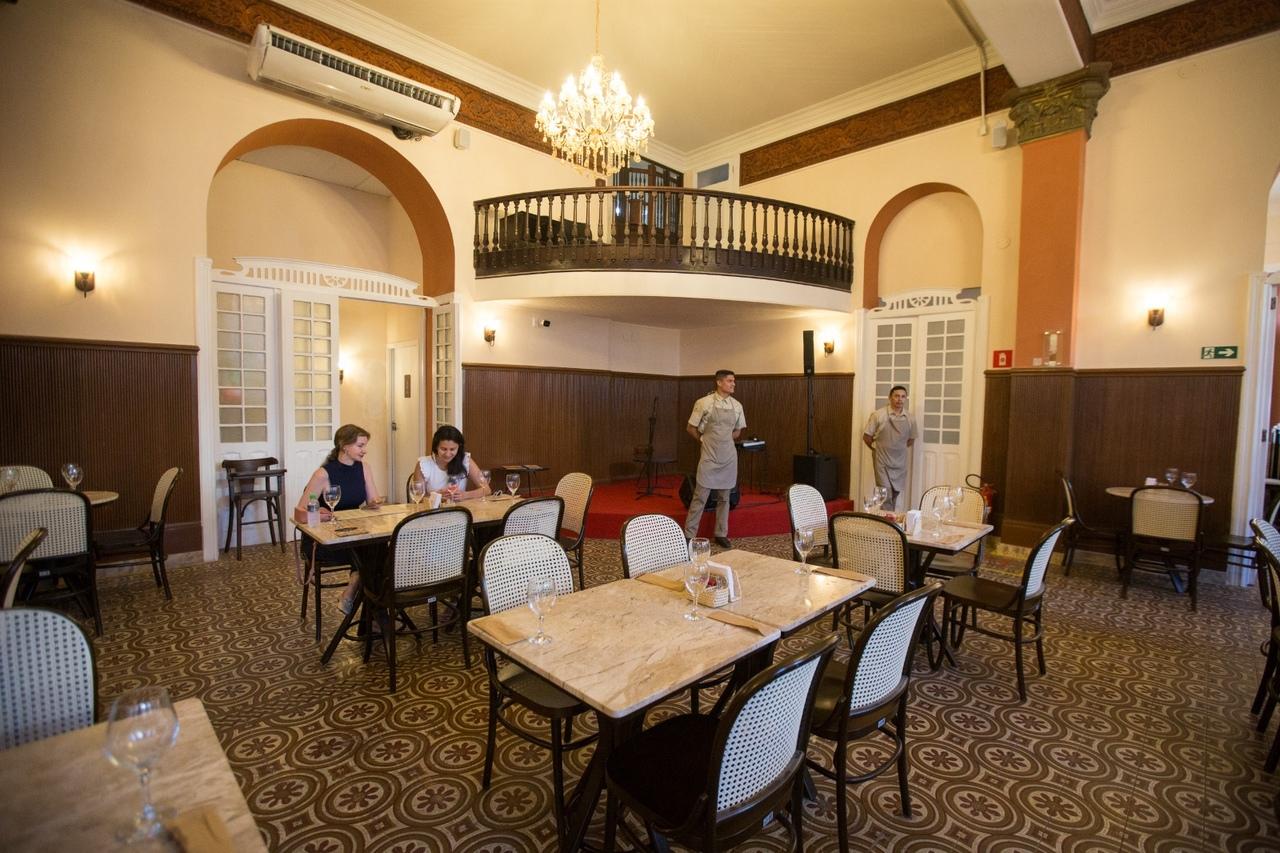 Visão geral do salão principal do Café Comércio