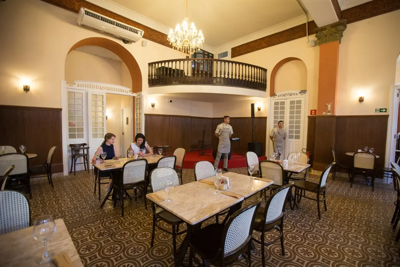 Visão geral do salão principal do Café Comércio