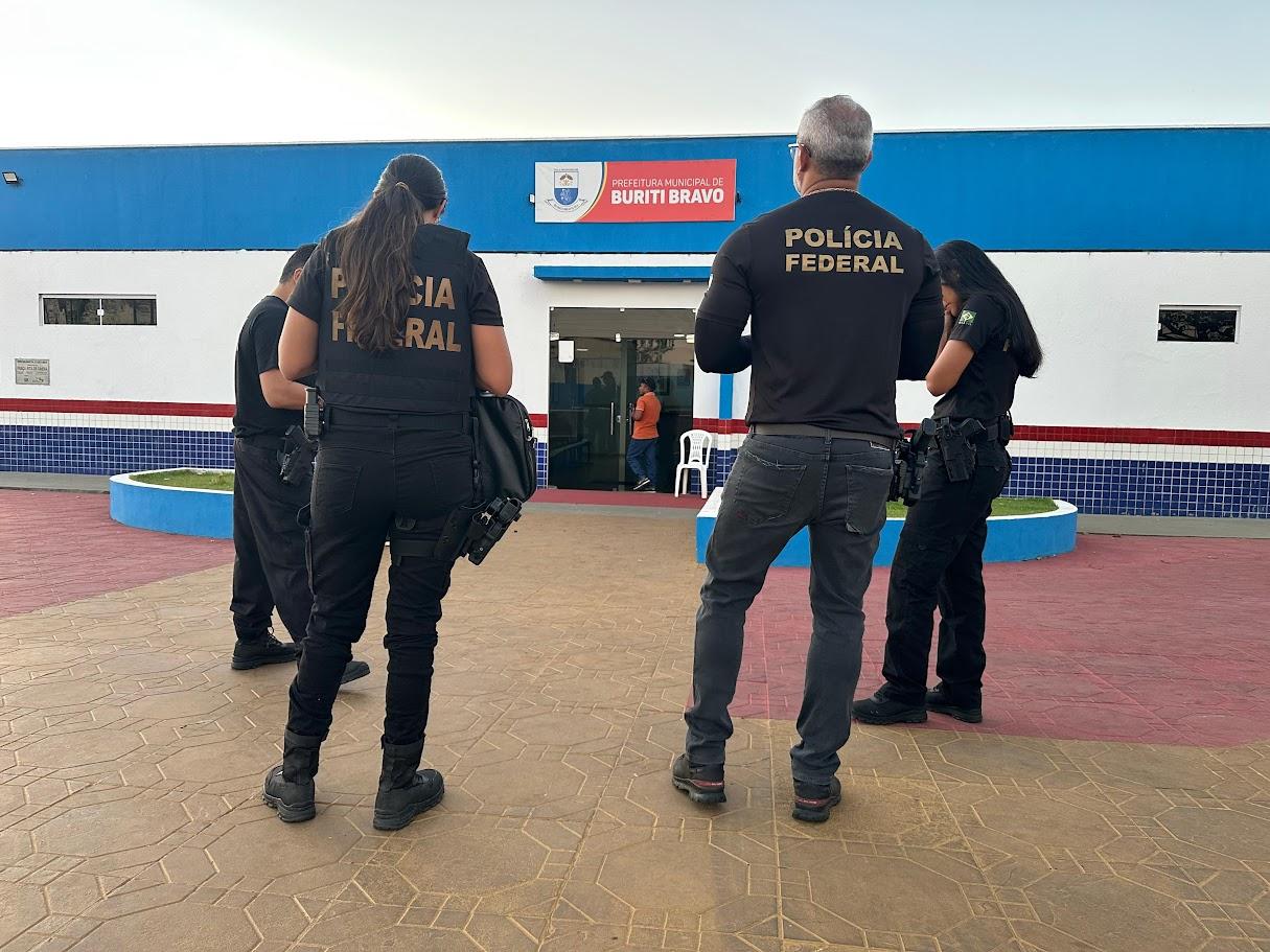 Policiais federais durante operação nesta terça-feira (19)