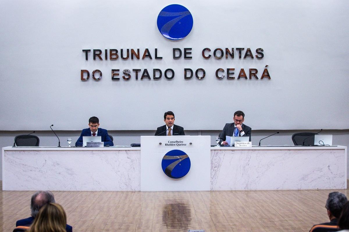 Foto mostra Tribunal de Contas do Ceará (TCE-CE) durante a sessão que analisou a contas do governador do Estado, Elmano de Freitas (PT)