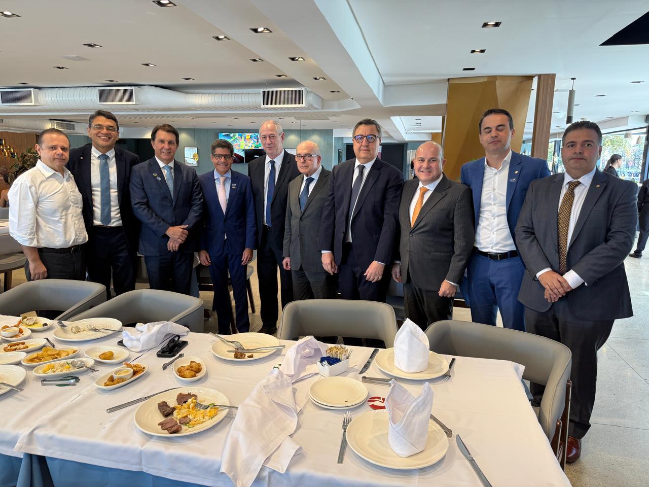 Ciro Gomes ao lado de lideranças do União Brasil durante almoço em Brasília. O encontro incluiu o deputado federal Danilo Forte, o vice-presidente ACM Neto e parlamentares da bancada estadual do Ceará