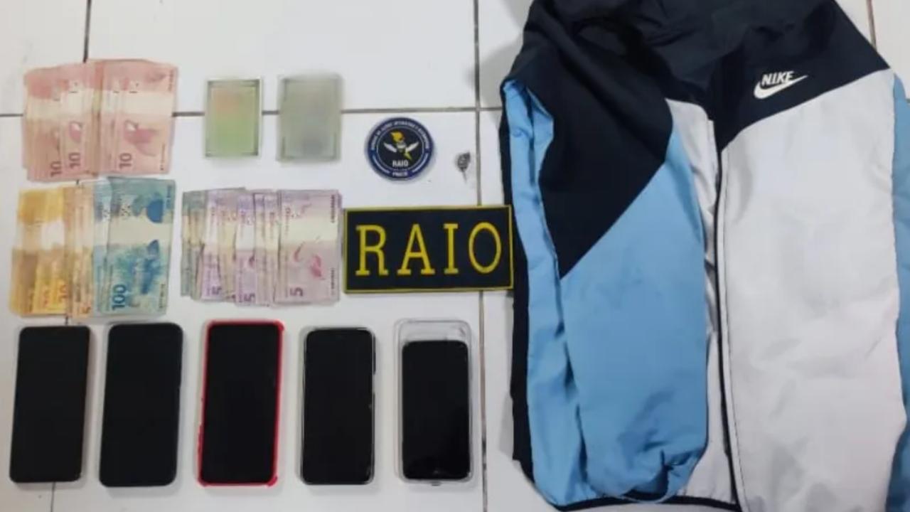 jaqueta, celulares, armas e munições foram apreendidos com o suspeitos por policiais militares