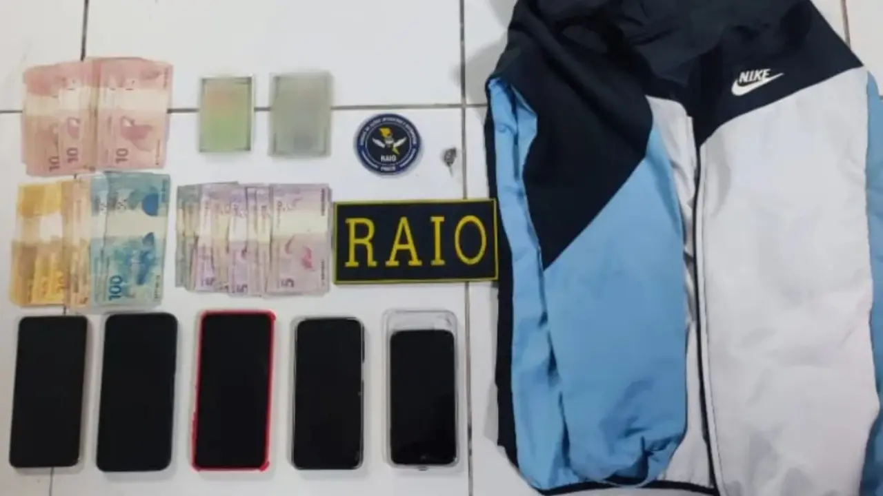 jaqueta, celulares, armas e munições foram apreendidos com o suspeitos por policiais militares