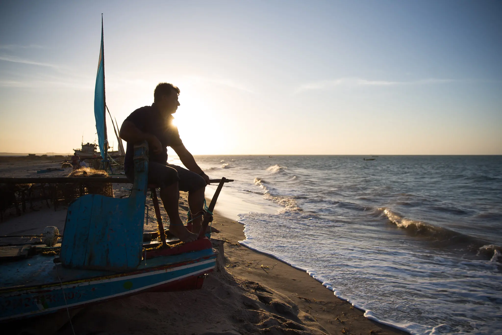 Homem em jangada no mar em Icapuí
