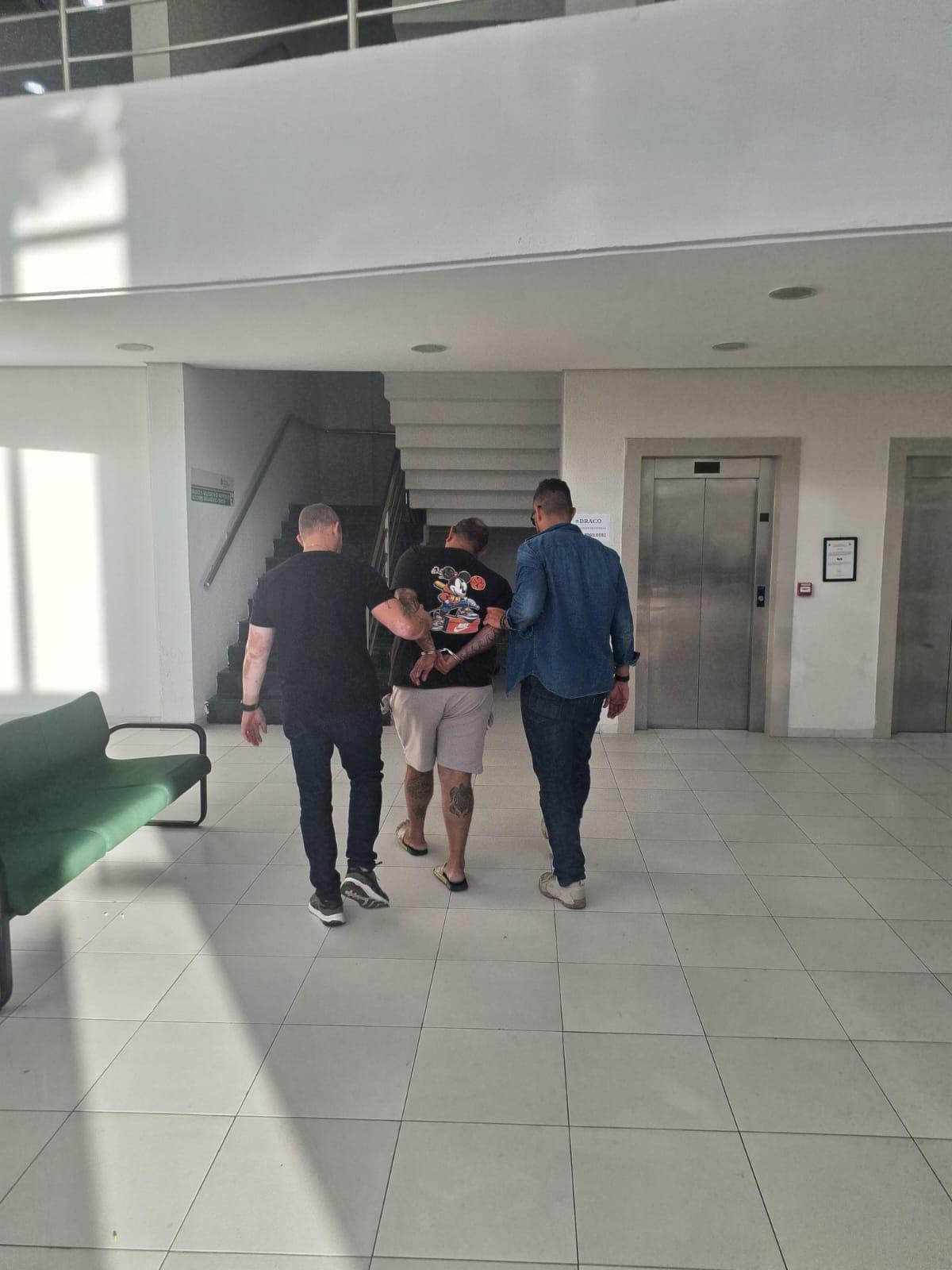suspeitos de extorsão presos e levados para a sede da Draco em Fortaleza