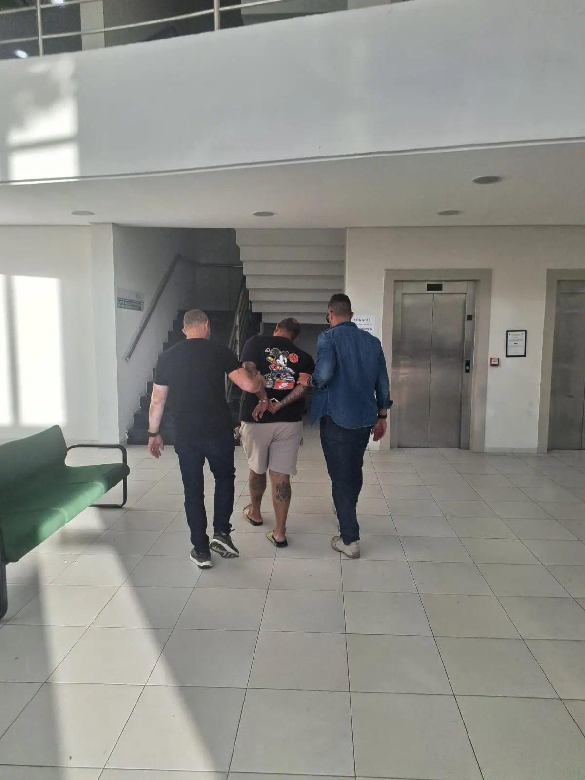 suspeitos de extorsão presos e levados para a sede da Draco em Fortaleza