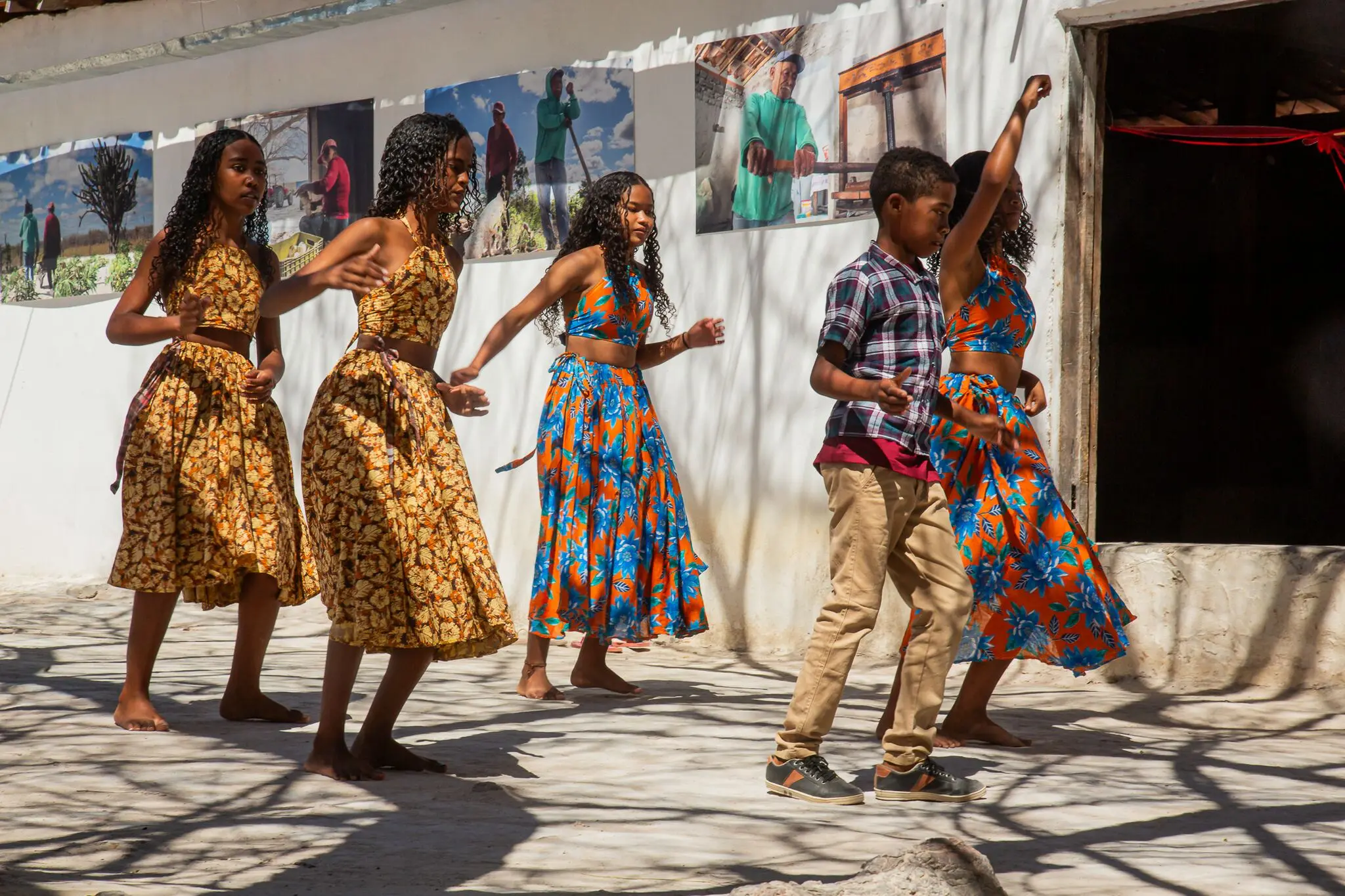 Dança jovens negros de Salitre. Meninas com vestidos coloridos