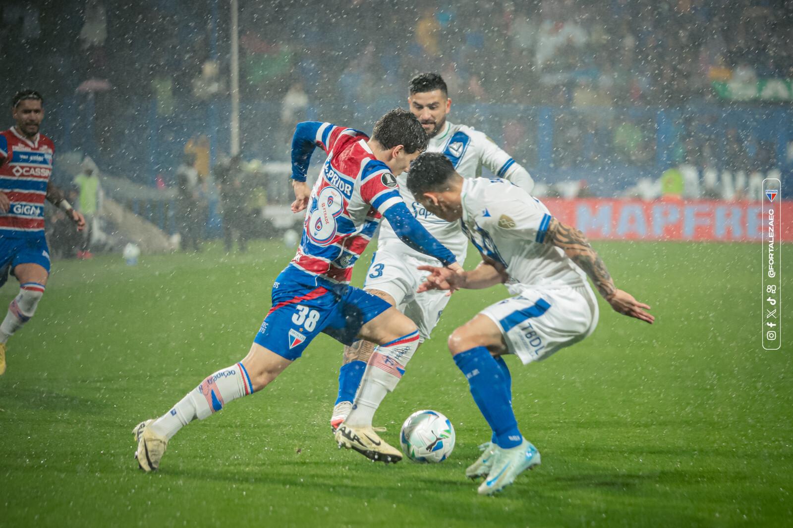 Atletas de Fortaleza e Vélez disputam bola