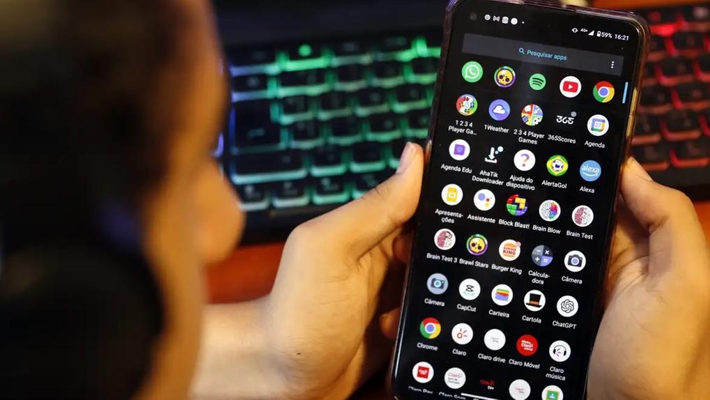 Imagem mostra pessoa usando celular