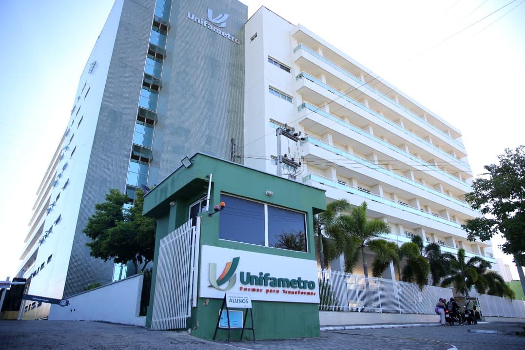 Imagem mostra fachada do campus Fortaleza da Unifametro