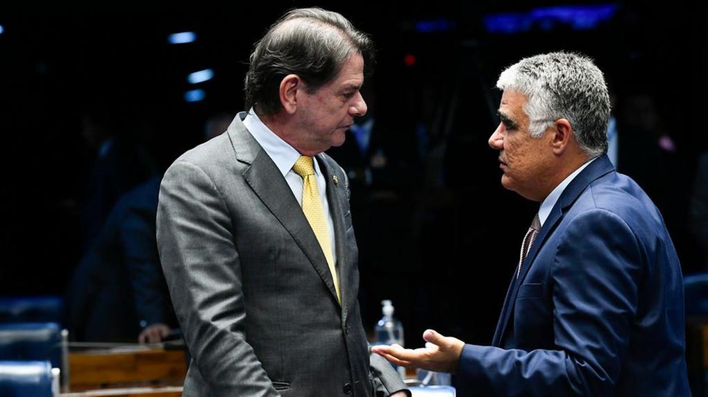Eduardo Girão conversa com Cid Gomes no Plenário do Senado. O senador do Novo gesticula enquanto Cid o observa