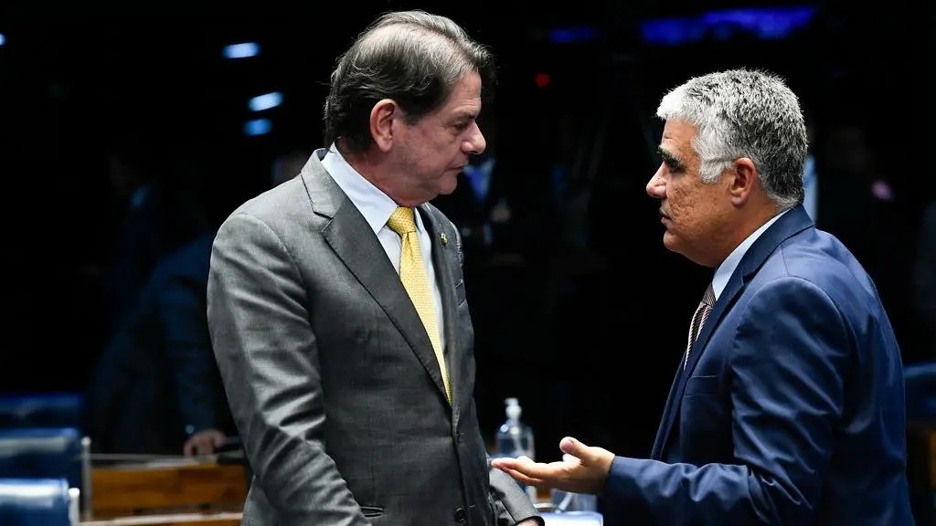Eduardo Girão conversa com Cid Gomes no Plenário do Senado. O senador do Novo gesticula enquanto Cid o observa