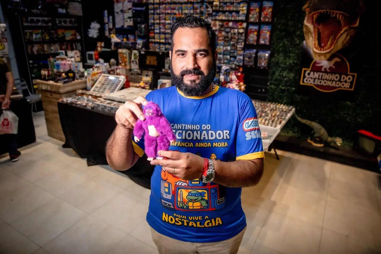 Diego Genuino, 33, proprietário do Cantinho do Colecionador